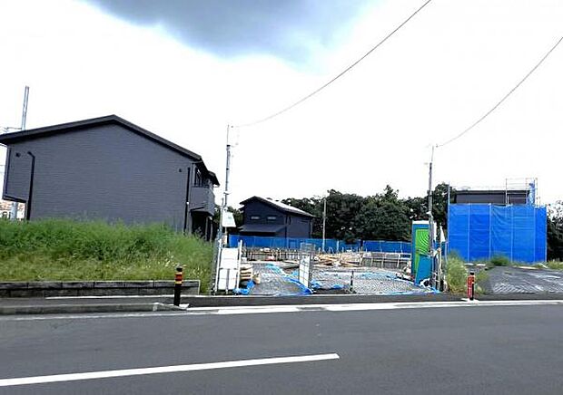 前面道路を含めた現地写真です。