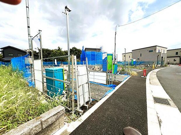 前面道路を含めた現地写真です。