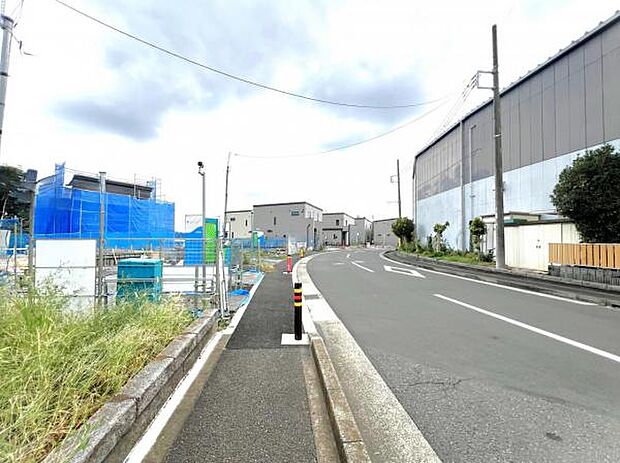 前面道路を含めた現地写真です。