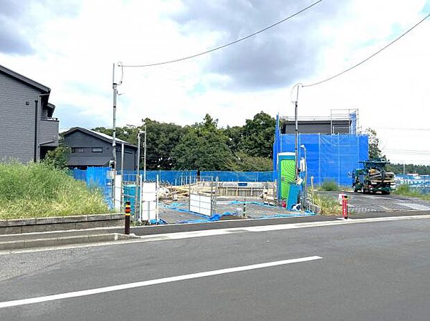 前面道路を含めた現地写真です。