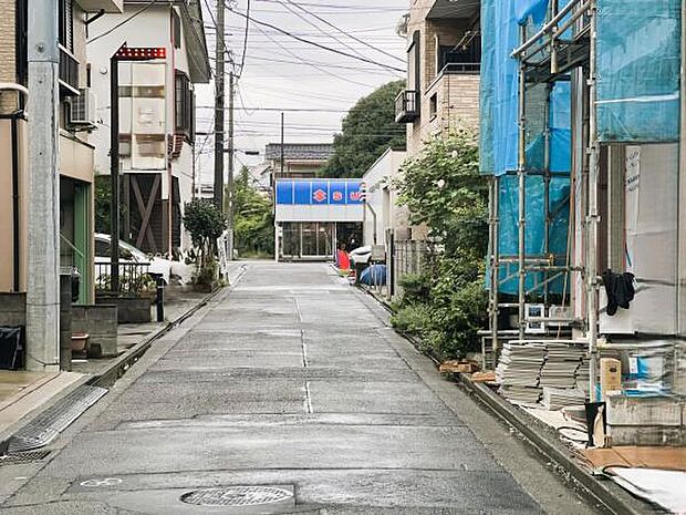 前面道路を含めた現地写真です。
