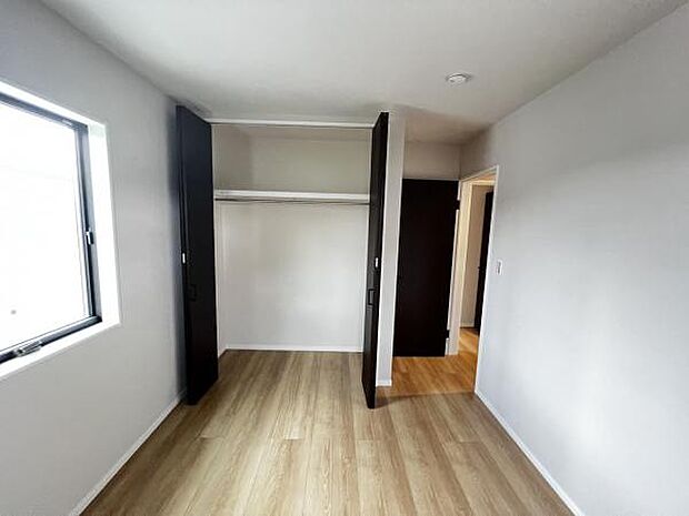 いつでもお部屋をスッキリお使い頂ける収納スペースを設置。