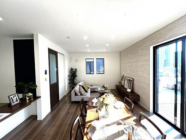 家族団らんの場所としてゆったりと居心地の良いリビングです。