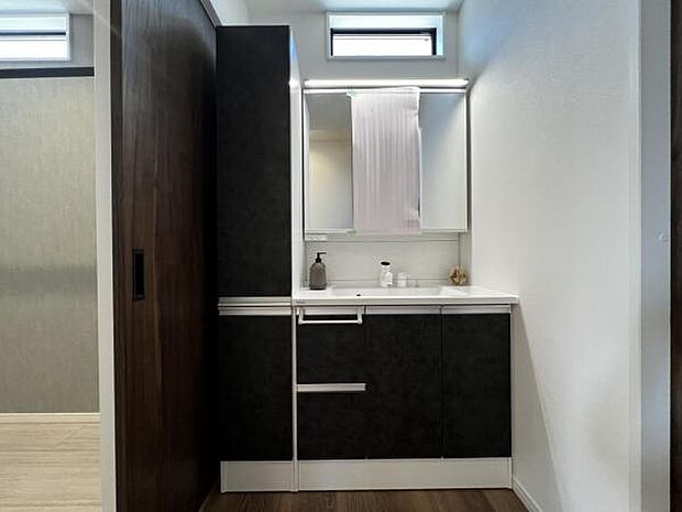 洗面化粧台です。朝の身支度から1日が始まります。