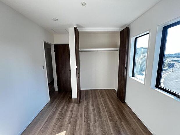 いつでもお部屋をスッキリお使い頂ける収納スペースを設置。