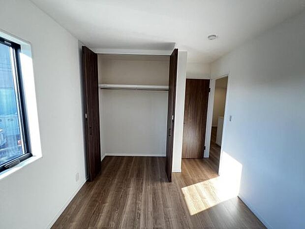 いつでもお部屋をスッキリお使い頂ける収納スペースを設置。