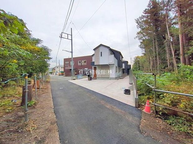 前面道路を含めた現地写真です。