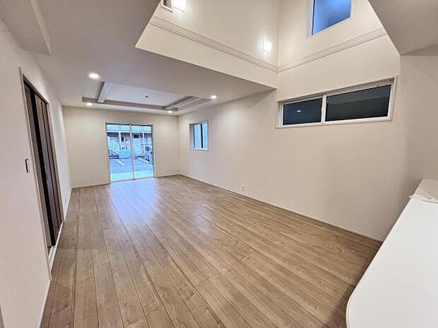 お食事中もキッチンと会話が楽しめるダイニングスペース。