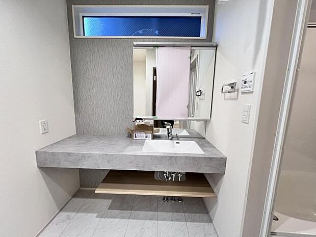 洗面化粧台です。朝の身支度から1日が始まります。