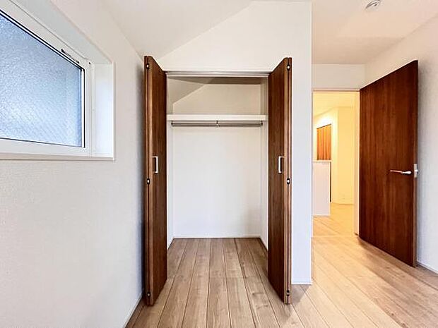 いつでもお部屋をスッキリお使い頂ける収納スペースを設置。