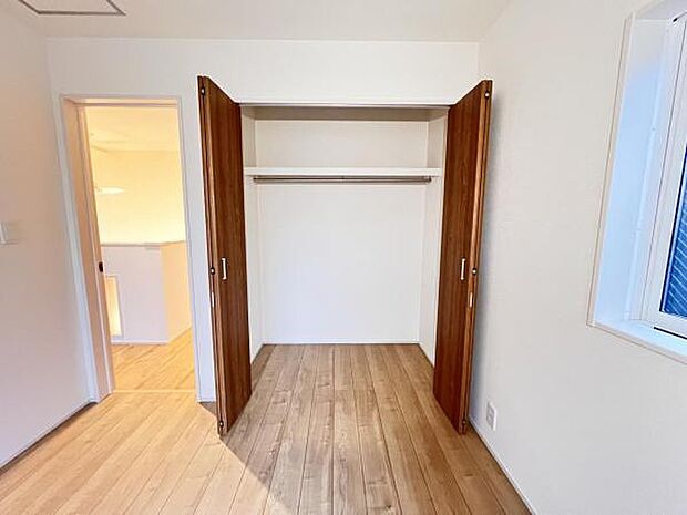 いつでもお部屋をスッキリお使い頂ける収納スペースを設置。