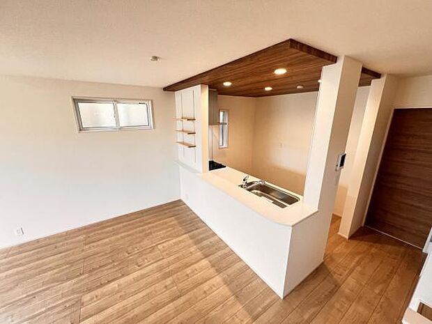 お食事中もキッチンと会話が楽しめるダイニングスペース。