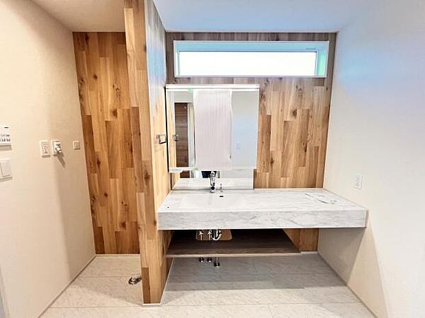 洗面化粧台です。朝の身支度から1日が始まります。