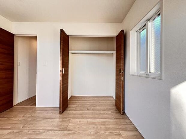 いつでもお部屋をスッキリお使い頂ける収納スペースを設置。