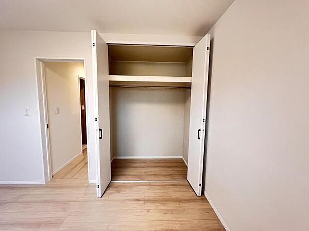 いつでもお部屋をスッキリお使い頂ける収納スペースを設置。