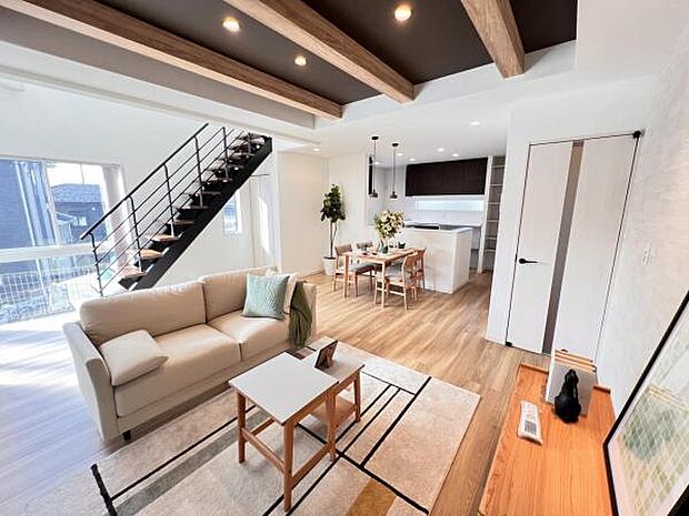 家族団らんの場所としてゆったりと居心地の良いリビングです。