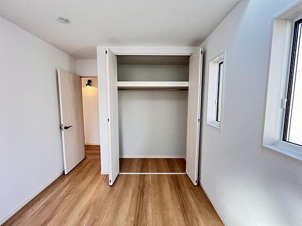 いつでもお部屋をスッキリお使い頂ける収納スペースを設置。