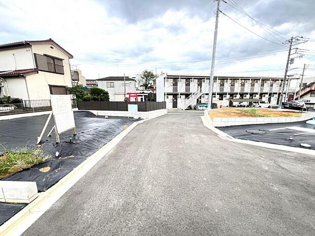 前面道路を含めた現地写真です。