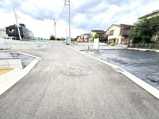 前面道路を含めた現地写真です。