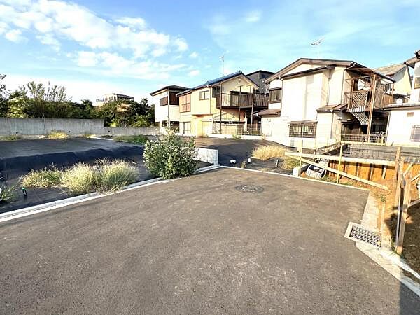 前面道路を含めた現地写真です。
