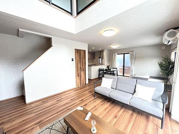 お食事中もキッチンと会話が楽しめるダイニングスペース。