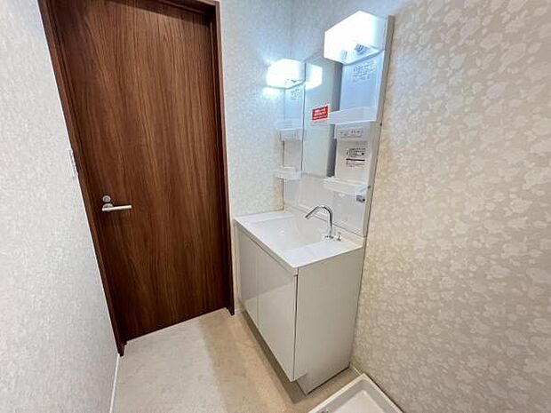 洗面化粧台です。朝の身支度から1日が始まります。