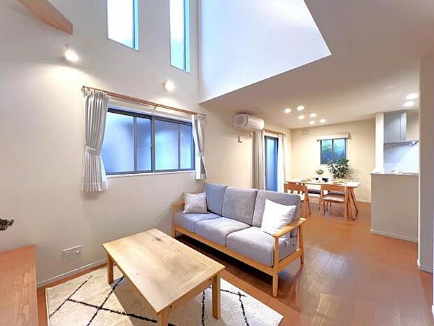 家族団らんの場所としてゆったりと居心地の良いリビングです。