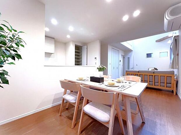 ご家族の温かい時間を演出するダイニングスペースです。