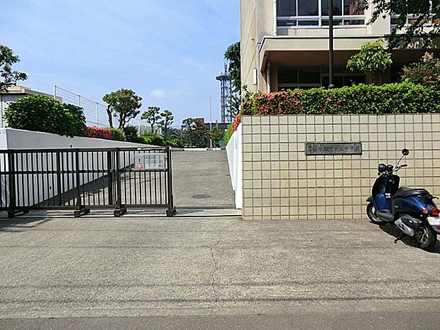 藤沢市立滝の沢中学校まで約1750m（徒歩22分）