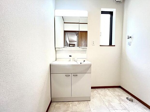 洗面化粧台です。朝の身支度から1日が始まります。