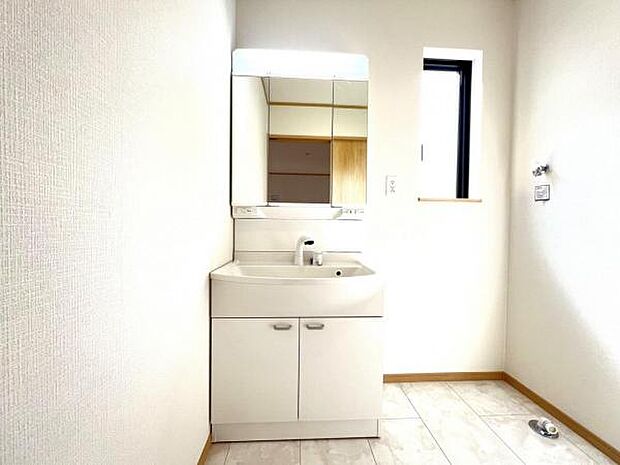 洗面化粧台です。朝の身支度から1日が始まります。