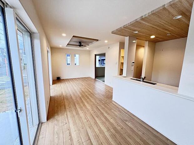 お食事中もキッチンと会話が楽しめるダイニングスペース。