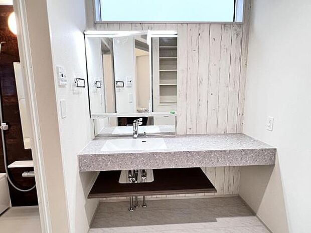 洗面化粧台です。朝の身支度から1日が始まります。