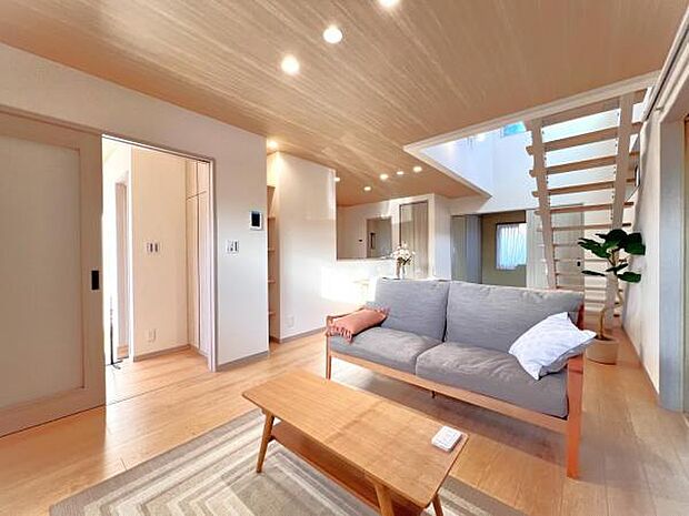 家族団らんの場所としてゆったりと居心地の良いリビングです。