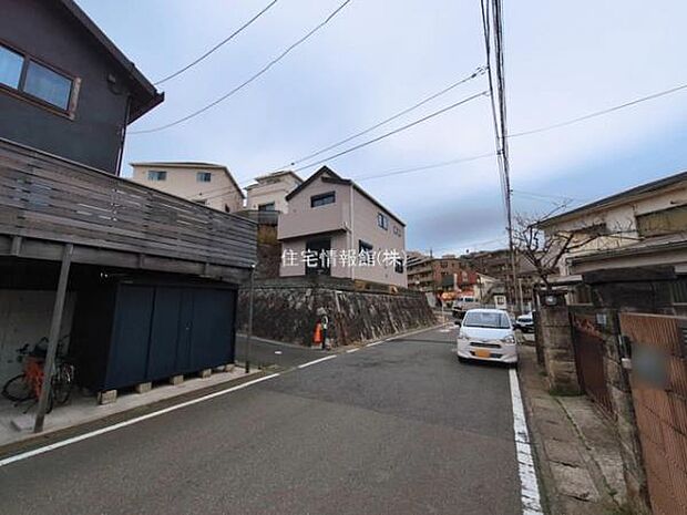 前面道路を含めた現地写真です。