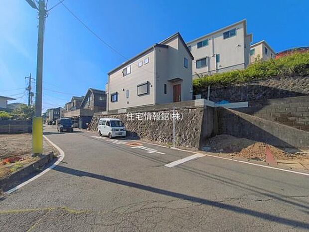 前面道路を含めた現地写真です。