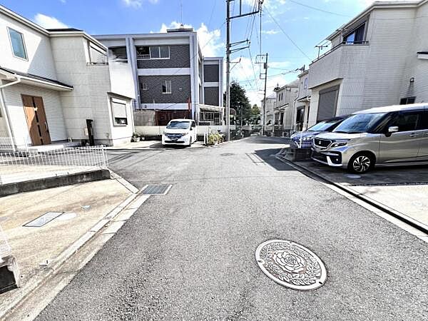 前面道路を含めた現地写真です。