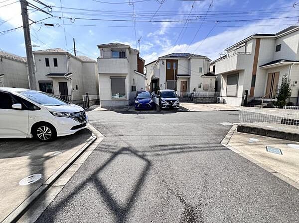 前面道路を含めた現地写真です。