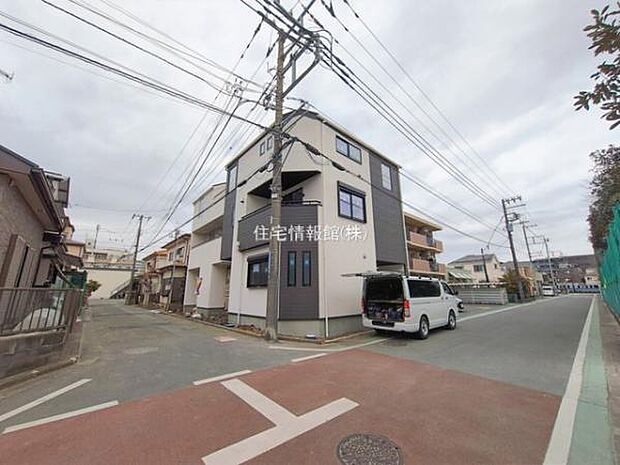 前面道路を含めた現地写真です。