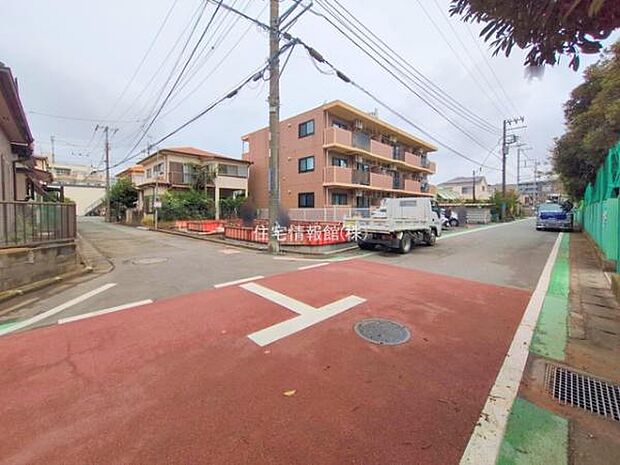 前面道路を含めた現地写真です。