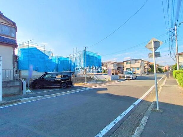 前面道路を含めた現地写真です。