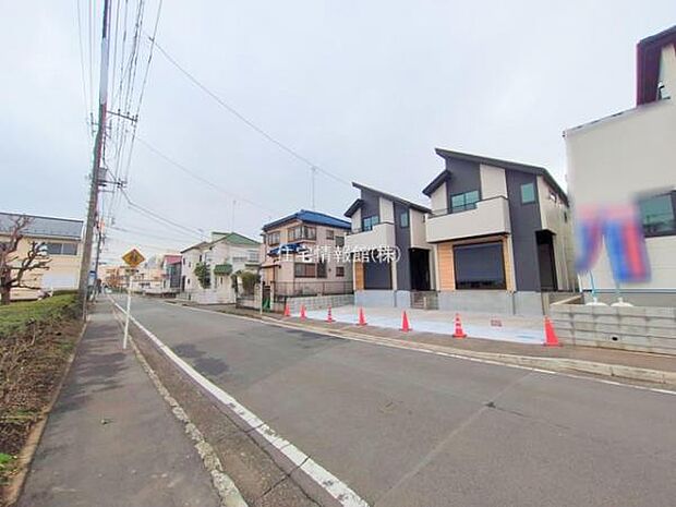 前面道路を含めた現地写真です。