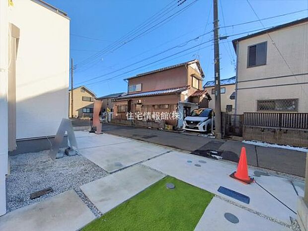 前面道路を含めた現地写真です。