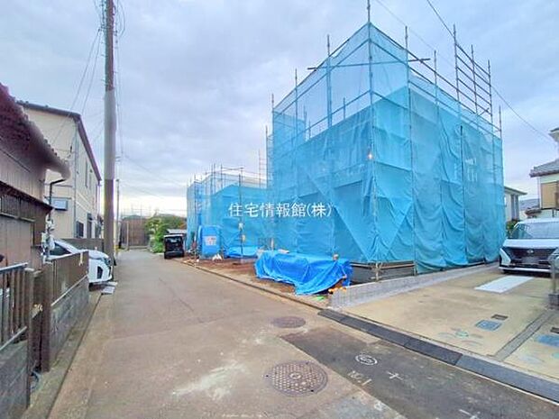 前面道路を含めた現地写真です。