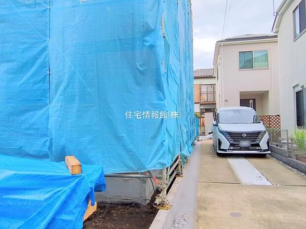 前面道路を含めた現地写真です。