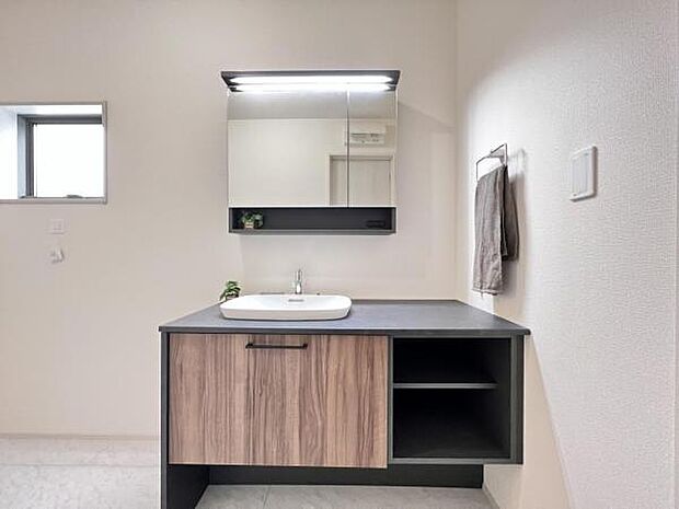 洗面化粧台です。朝の身支度から1日が始まります。