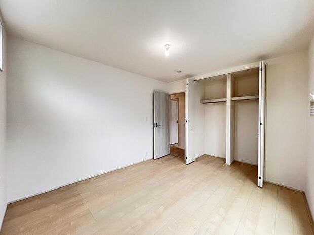 いつでもお部屋をスッキリお使い頂ける収納スペースを設置。