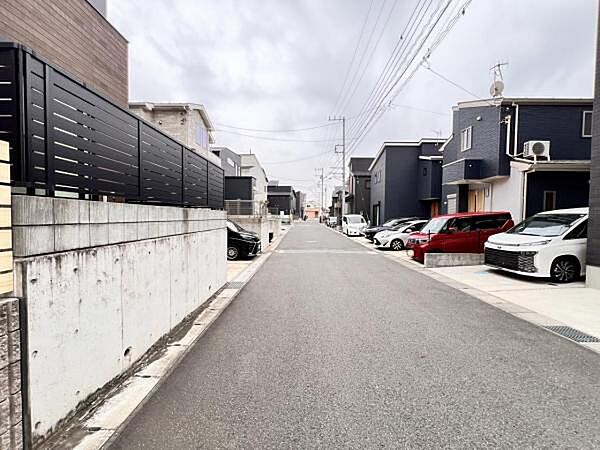 前面道路を含めた現地写真です。