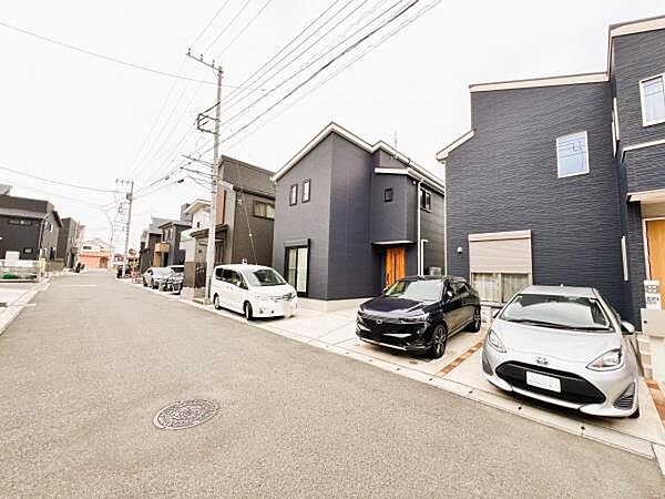 前面道路を含めた現地写真です。