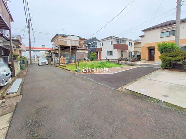 前面道路を含めた現地写真です。